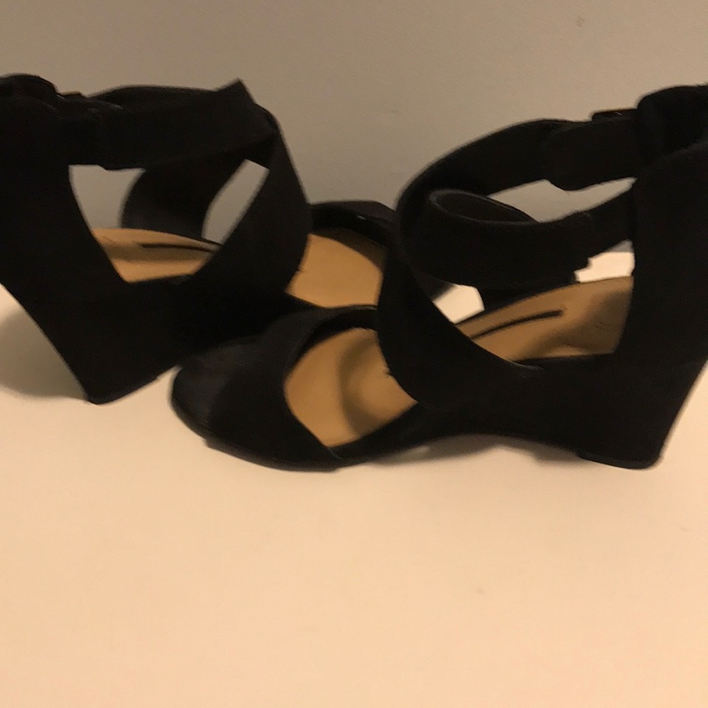 Black wedges